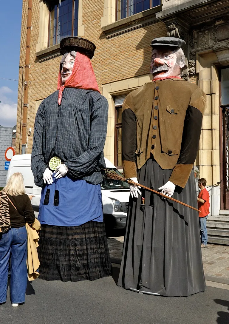 de reuzen, Tist en Triene op de jaarmarkt van Rode